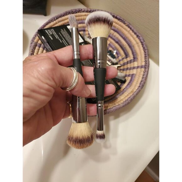 IT Cosmetics Premium Dual-Ended Heavenly Luxe Complexion Perfection Makeup Brush - Picture 2 of 5